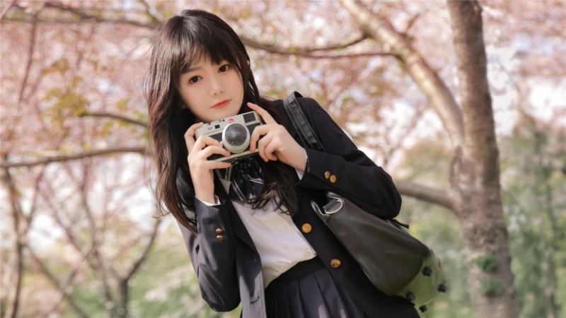 樱花树下制服美女长发飘飘写真  第6张