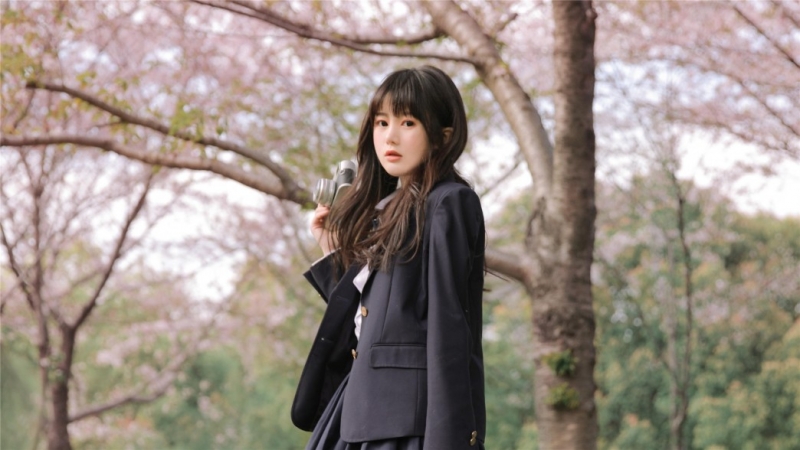 樱花树下制服美女长发飘飘写真  第7张