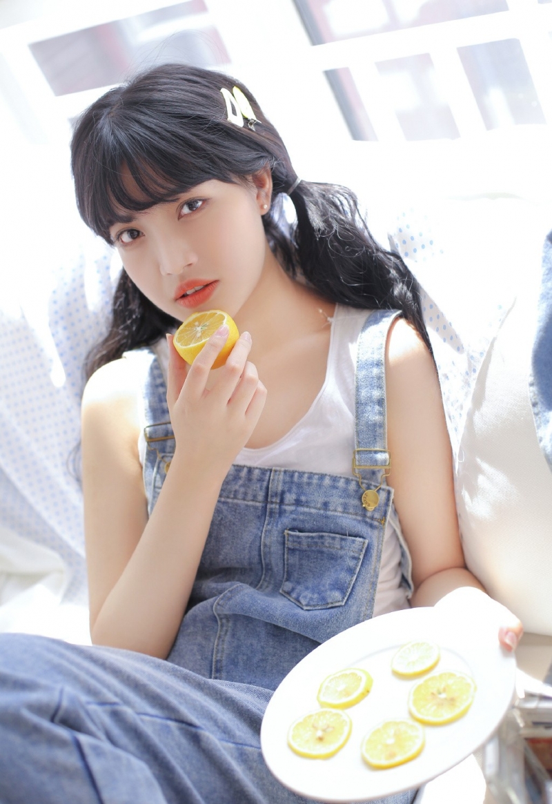 双马尾少女牛仔背带裤居家写真  第1张