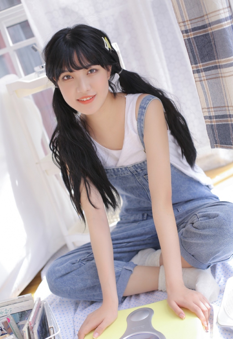 双马尾少女牛仔背带裤居家写真  第2张