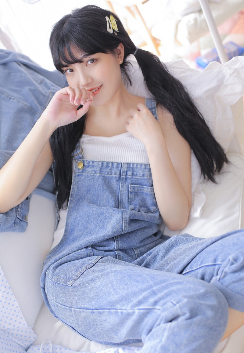 双马尾少女牛仔背带裤居家写真  第3张