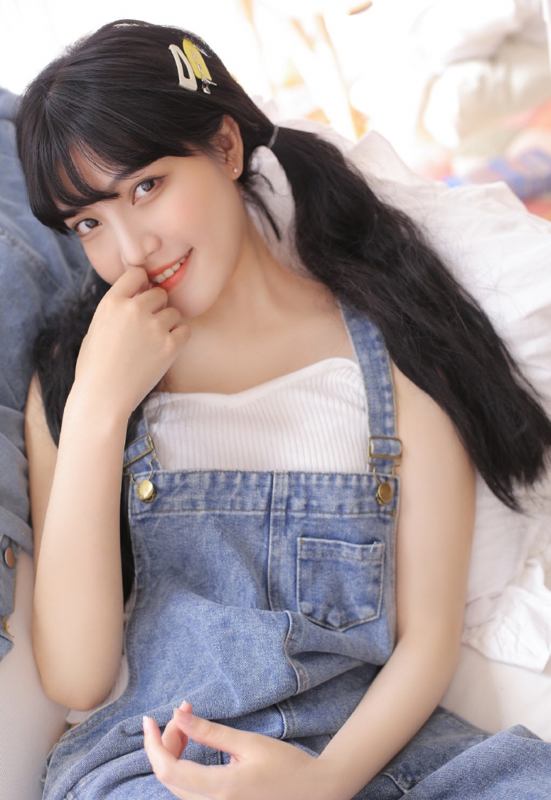 双马尾少女牛仔背带裤居家写真  第4张