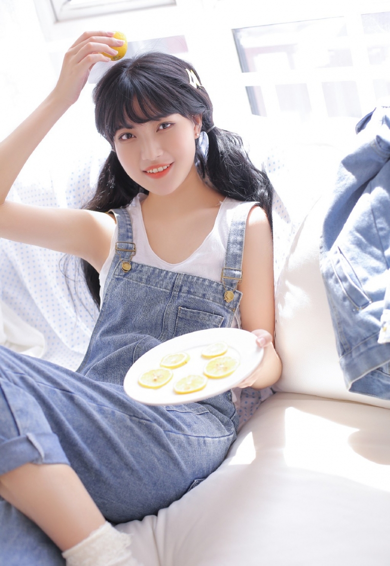 双马尾少女牛仔背带裤居家写真  第5张