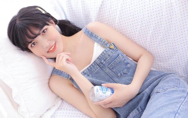 双马尾少女牛仔背带裤居家写真  第7张