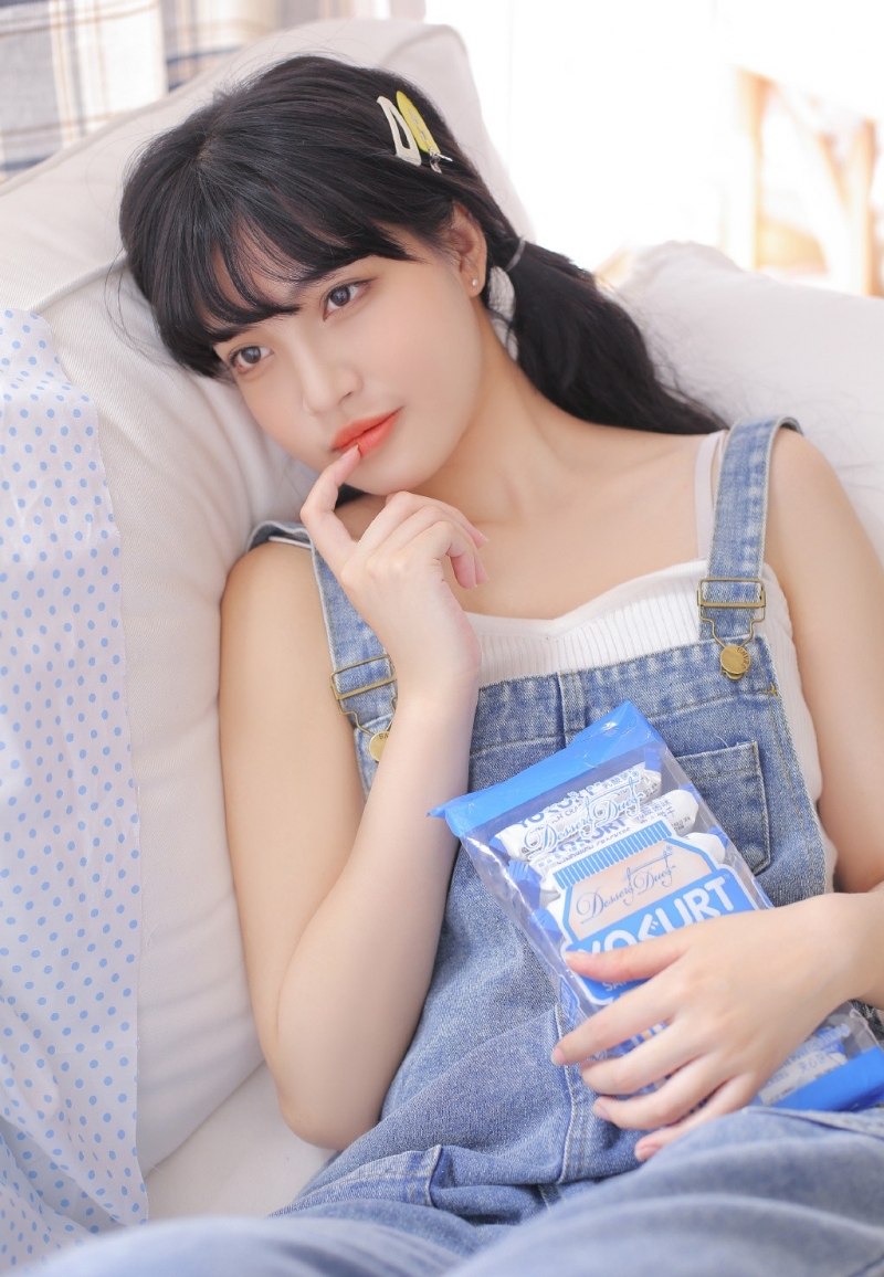 双马尾少女牛仔背带裤居家写真  第8张