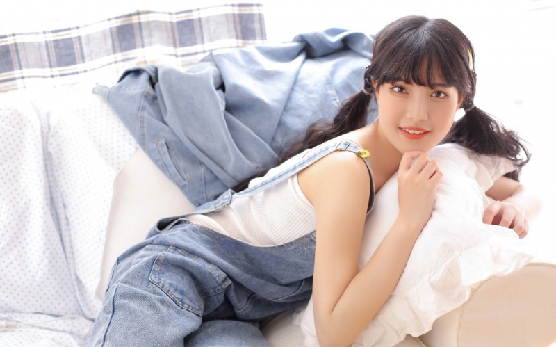 双马尾少女牛仔背带裤居家写真  第9张