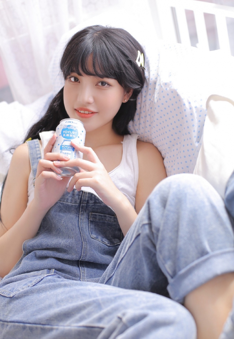 双马尾少女牛仔背带裤居家写真  第10张