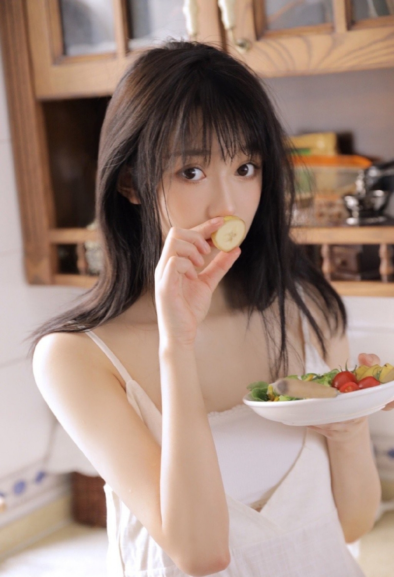 吊带白裙美女萝莉长发披肩写真  第1张