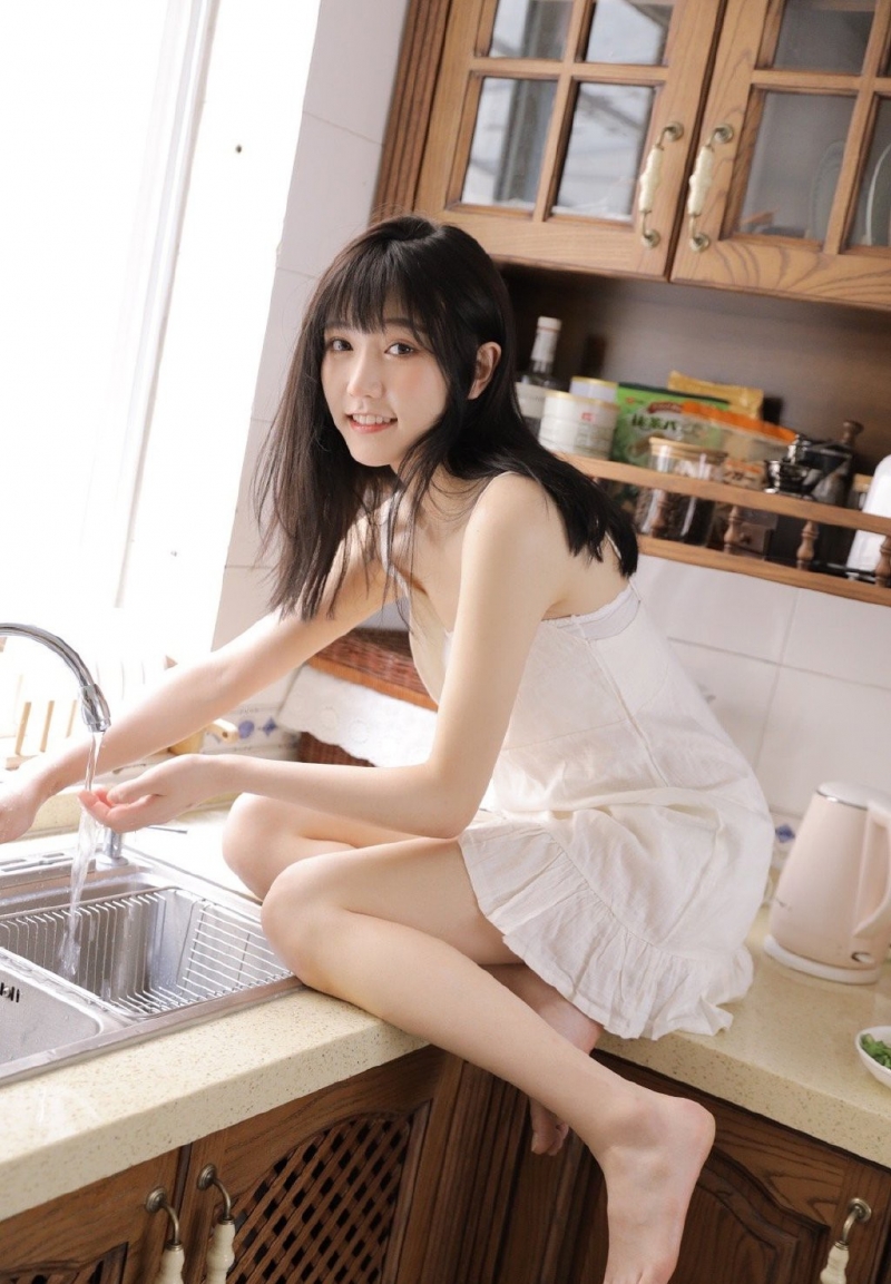 吊带白裙美女萝莉长发披肩写真  第2张