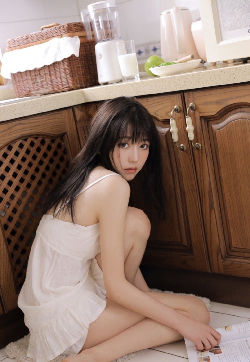 吊带白裙美女萝莉长发披肩写真  第3张