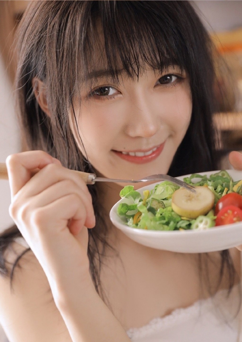 吊带白裙美女萝莉长发披肩写真  第4张