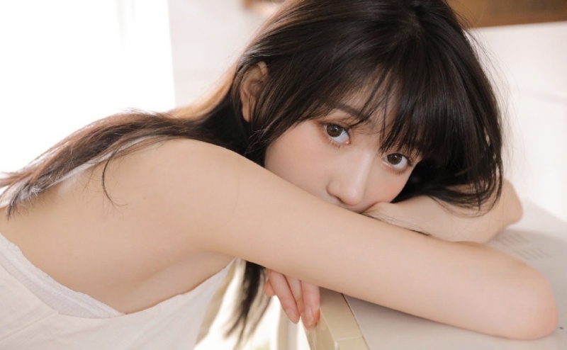 吊带白裙美女萝莉长发披肩写真  第5张