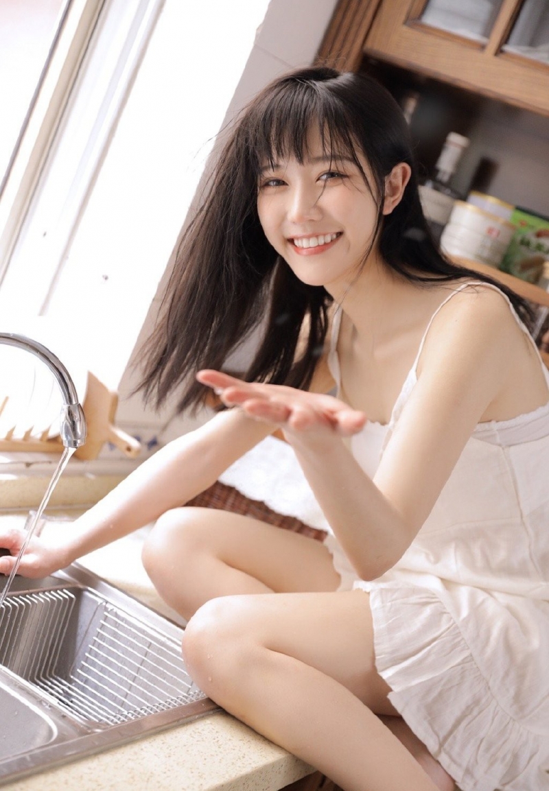 吊带白裙美女萝莉长发披肩写真  第6张