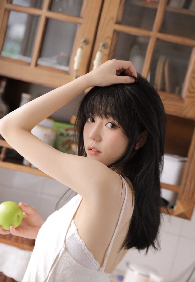 吊带白裙美女萝莉长发披肩写真  第7张