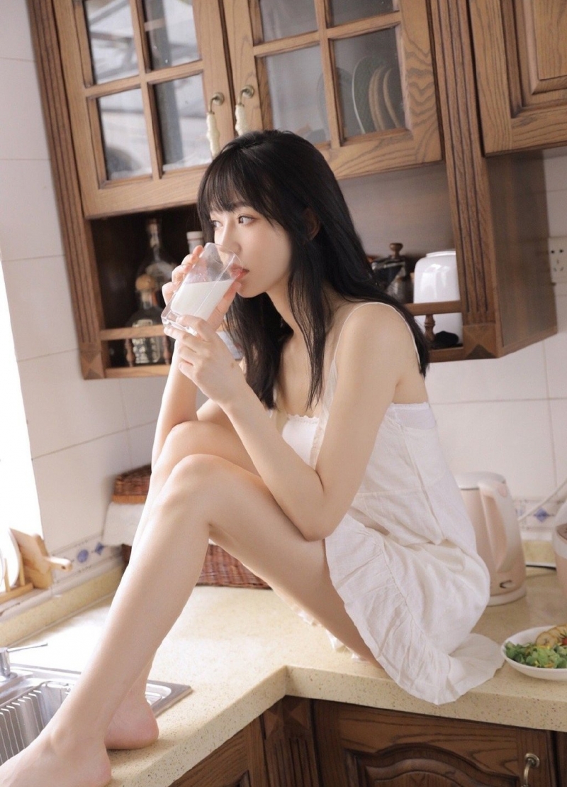 吊带白裙美女萝莉长发披肩写真  第8张