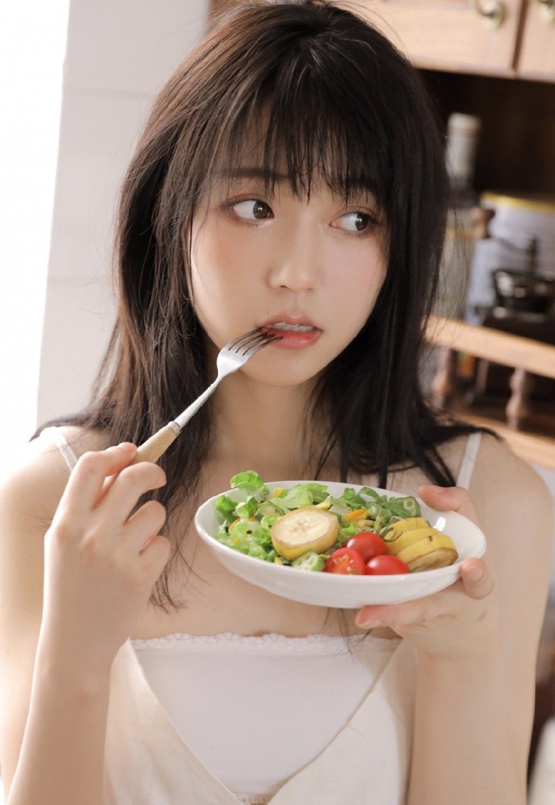 吊带白裙美女萝莉长发披肩写真  第9张