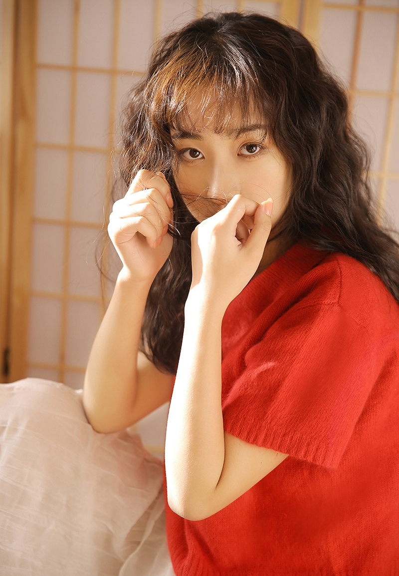 羊毛卷萌妹子精致漂亮脸蛋写真  第1张