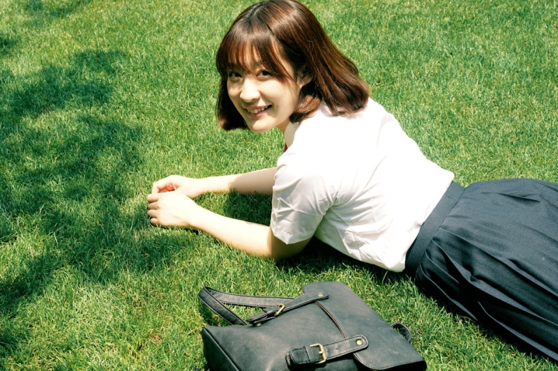 短发校园女神学生制服街拍写真  第3张