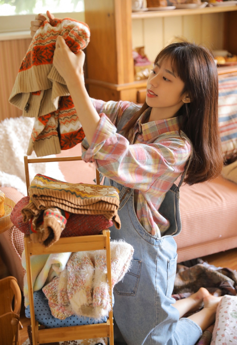 漂亮小姐姐牛仔背带裤居家写真  第1张