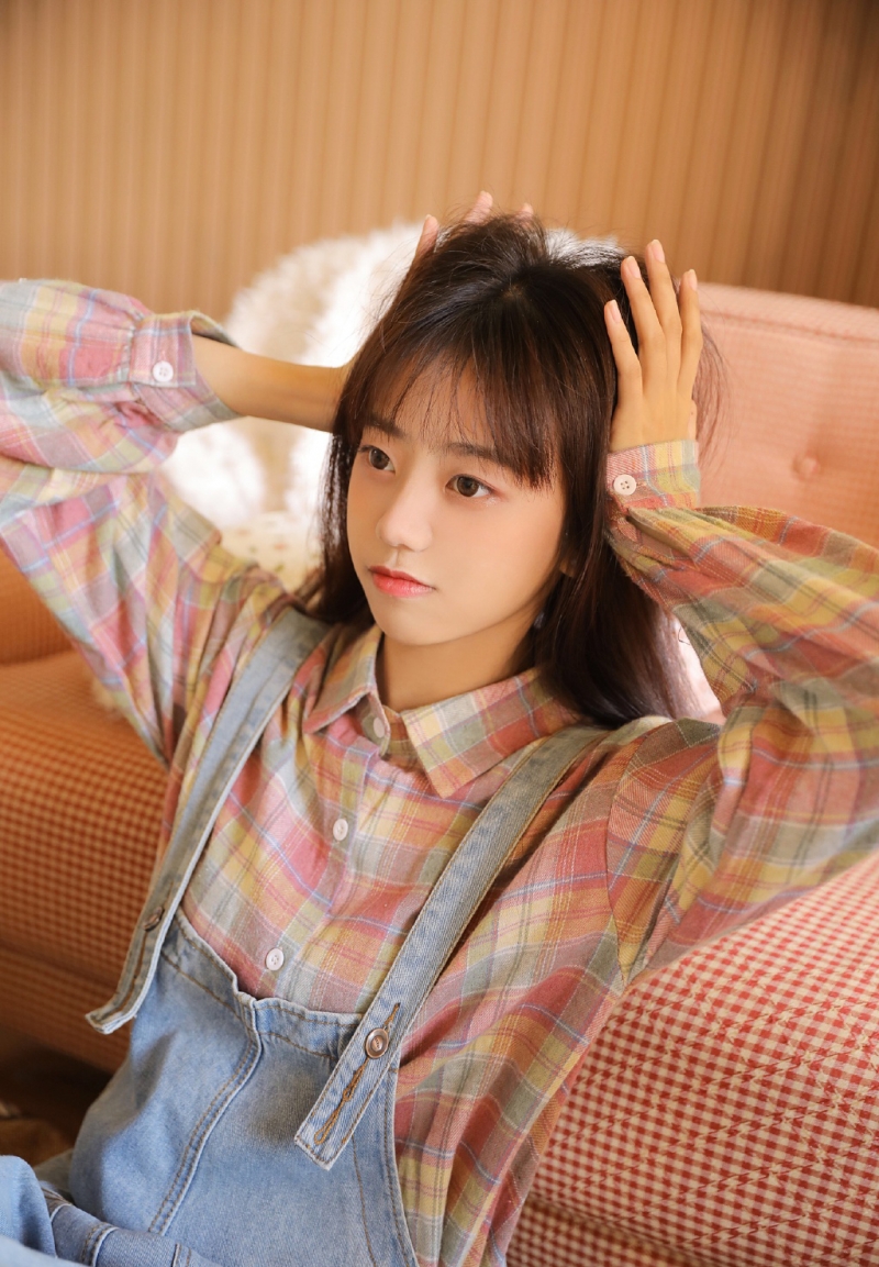 漂亮小姐姐牛仔背带裤居家写真  第2张