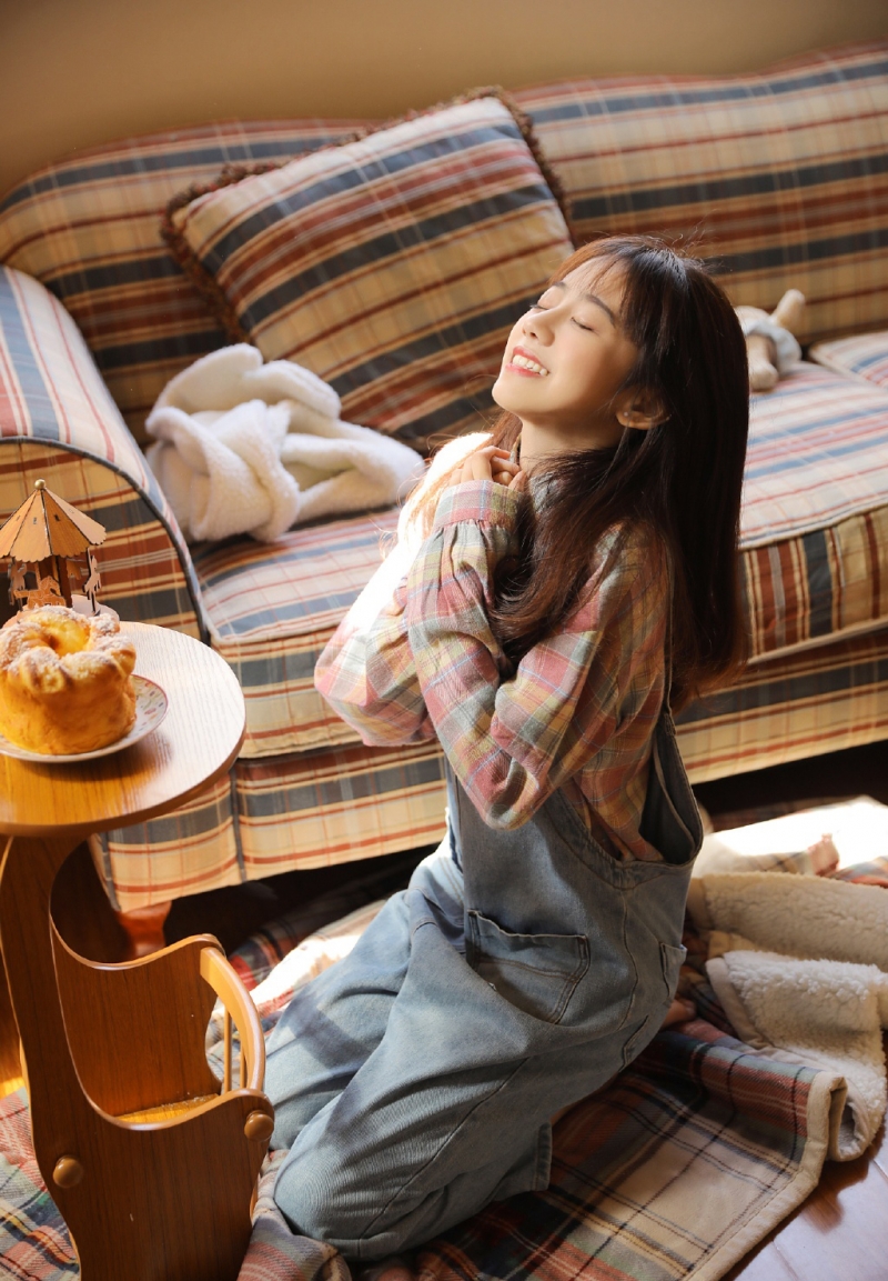 漂亮小姐姐牛仔背带裤居家写真  第3张