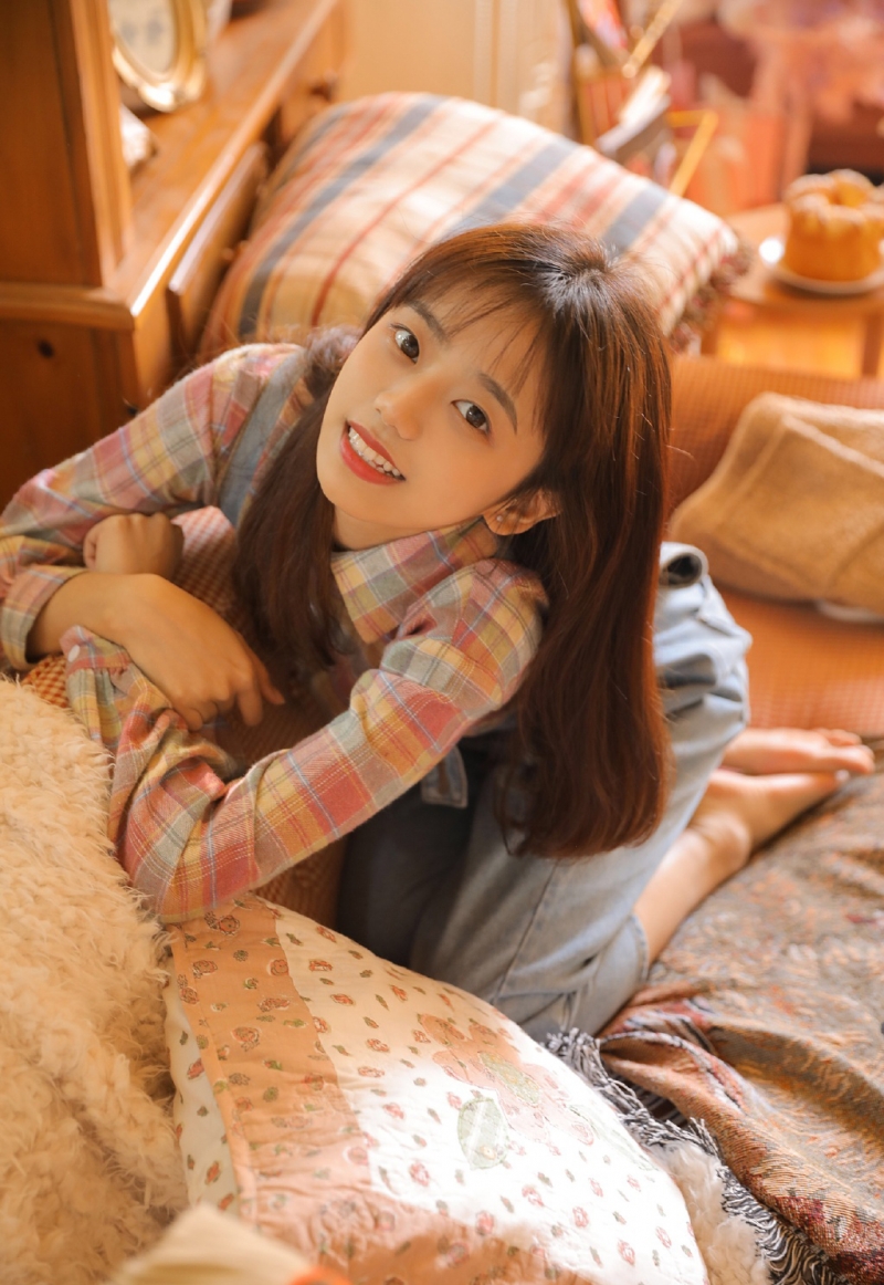 漂亮小姐姐牛仔背带裤居家写真  第7张