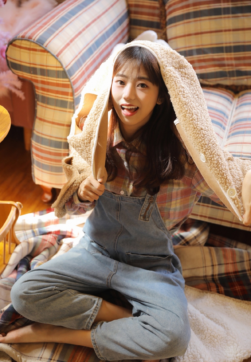 漂亮小姐姐牛仔背带裤居家写真  第8张