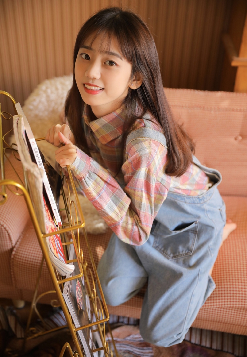漂亮小姐姐牛仔背带裤居家写真  第9张