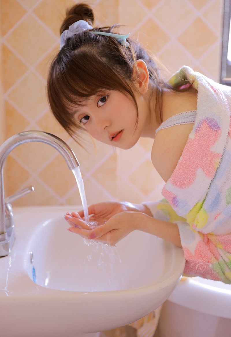 浴袍美女小露香肩室内个人写真  第2张