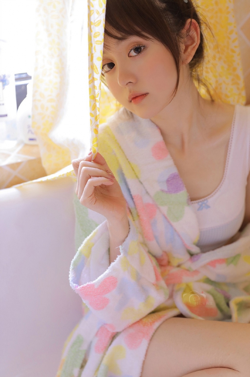 浴袍美女小露香肩室内个人写真  第3张