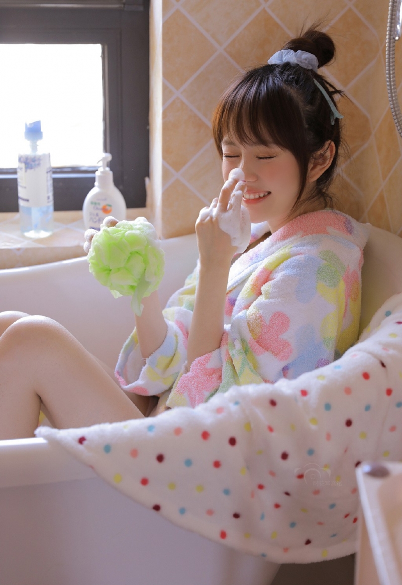 浴袍美女小露香肩室内个人写真  第6张