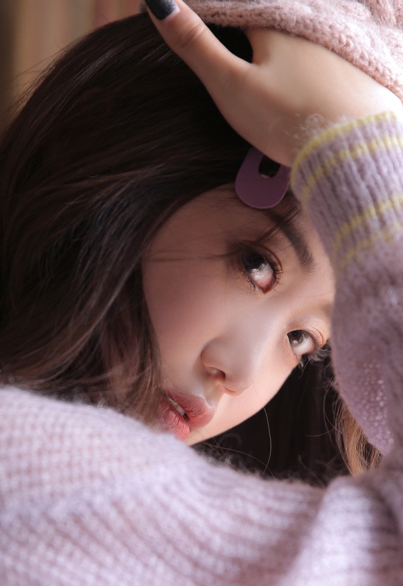 毛衣美女牛仔热裤修长美腿写真  第1张