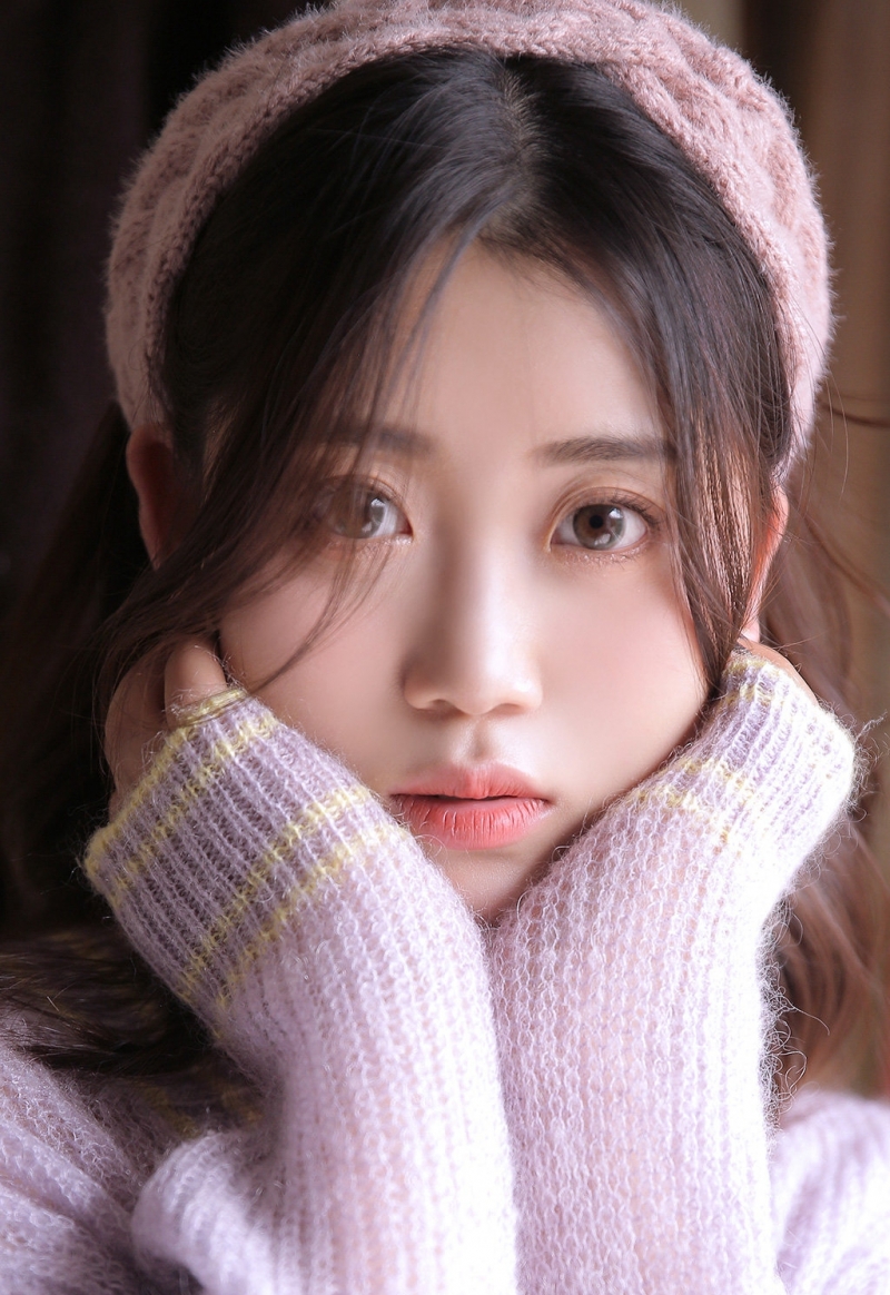 毛衣美女牛仔热裤修长美腿写真  第3张