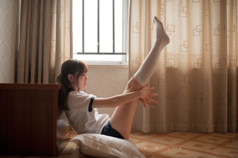 体操服萌妹子白丝美腿居家写真  第2张