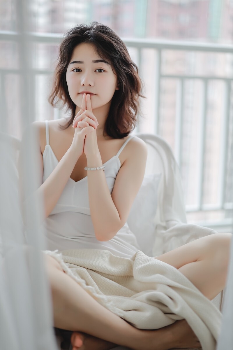 牛奶肌美少女吊带香肩室内写真  第1张