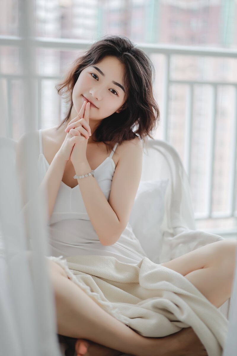 牛奶肌美少女吊带香肩室内写真  第2张