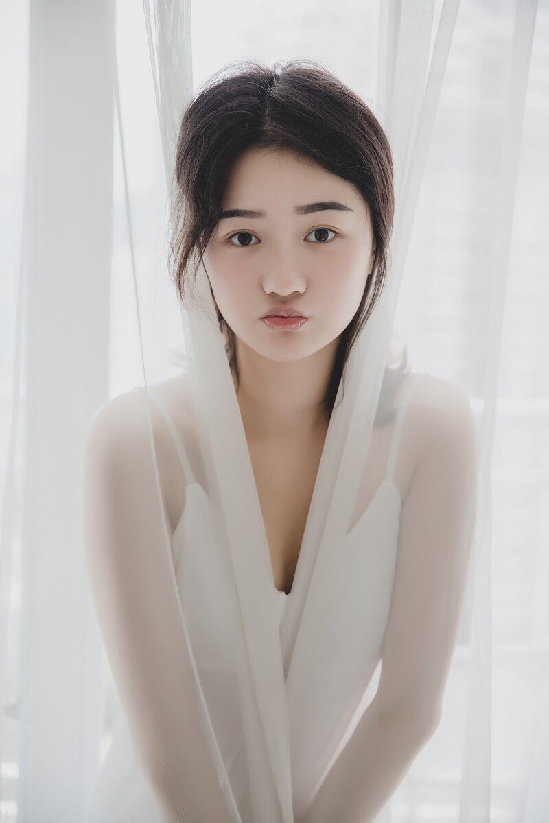 牛奶肌美少女吊带香肩室内写真  第3张