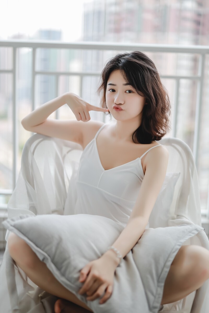 牛奶肌美少女吊带香肩室内写真  第5张