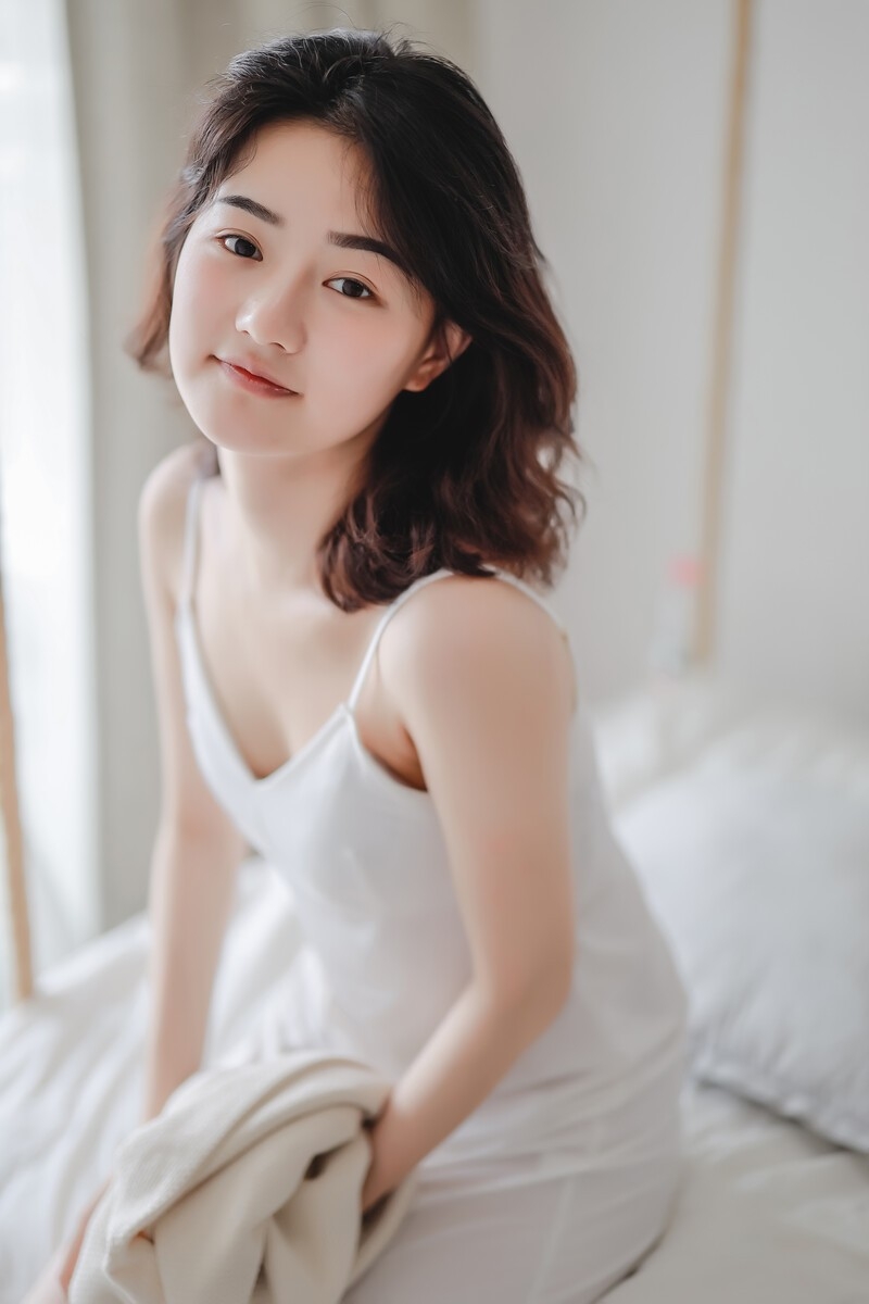 牛奶肌美少女吊带香肩室内写真  第6张