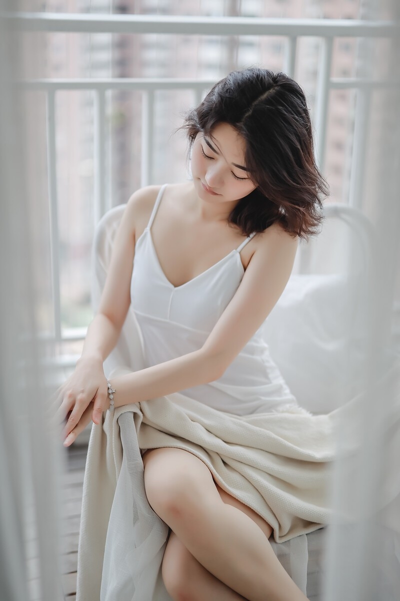 牛奶肌美少女吊带香肩室内写真  第7张