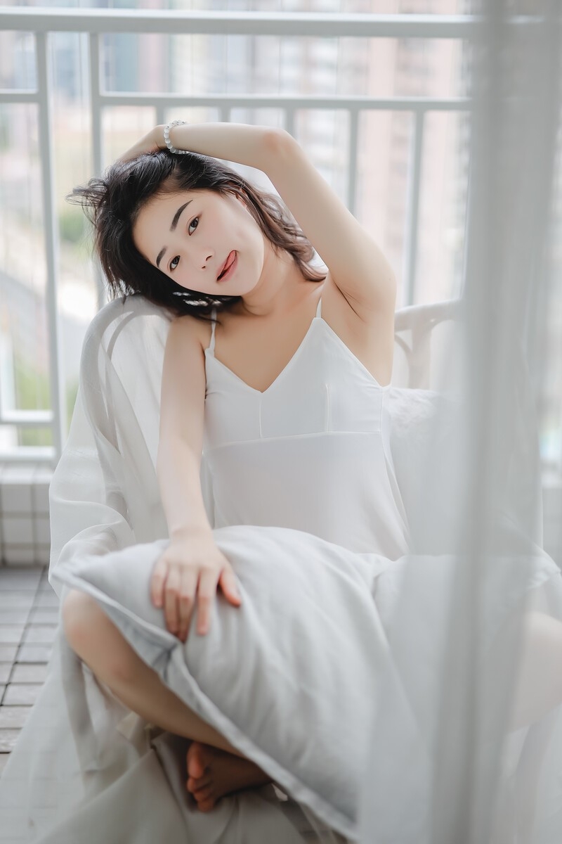 牛奶肌美少女吊带香肩室内写真  第9张