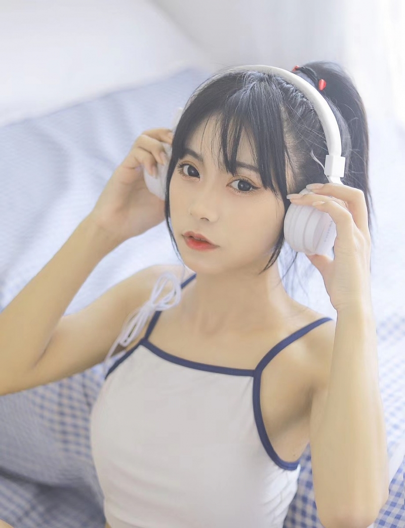 白嫩肌肤美女小蛮腰大长腿写真  第1张