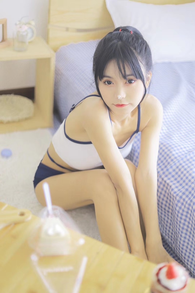 白嫩肌肤美女小蛮腰大长腿写真  第2张