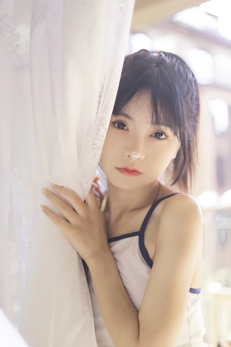 白嫩肌肤美女小蛮腰大长腿写真  第3张