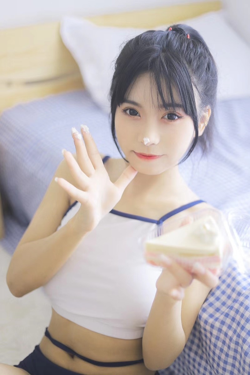 白嫩肌肤美女小蛮腰大长腿写真  第4张