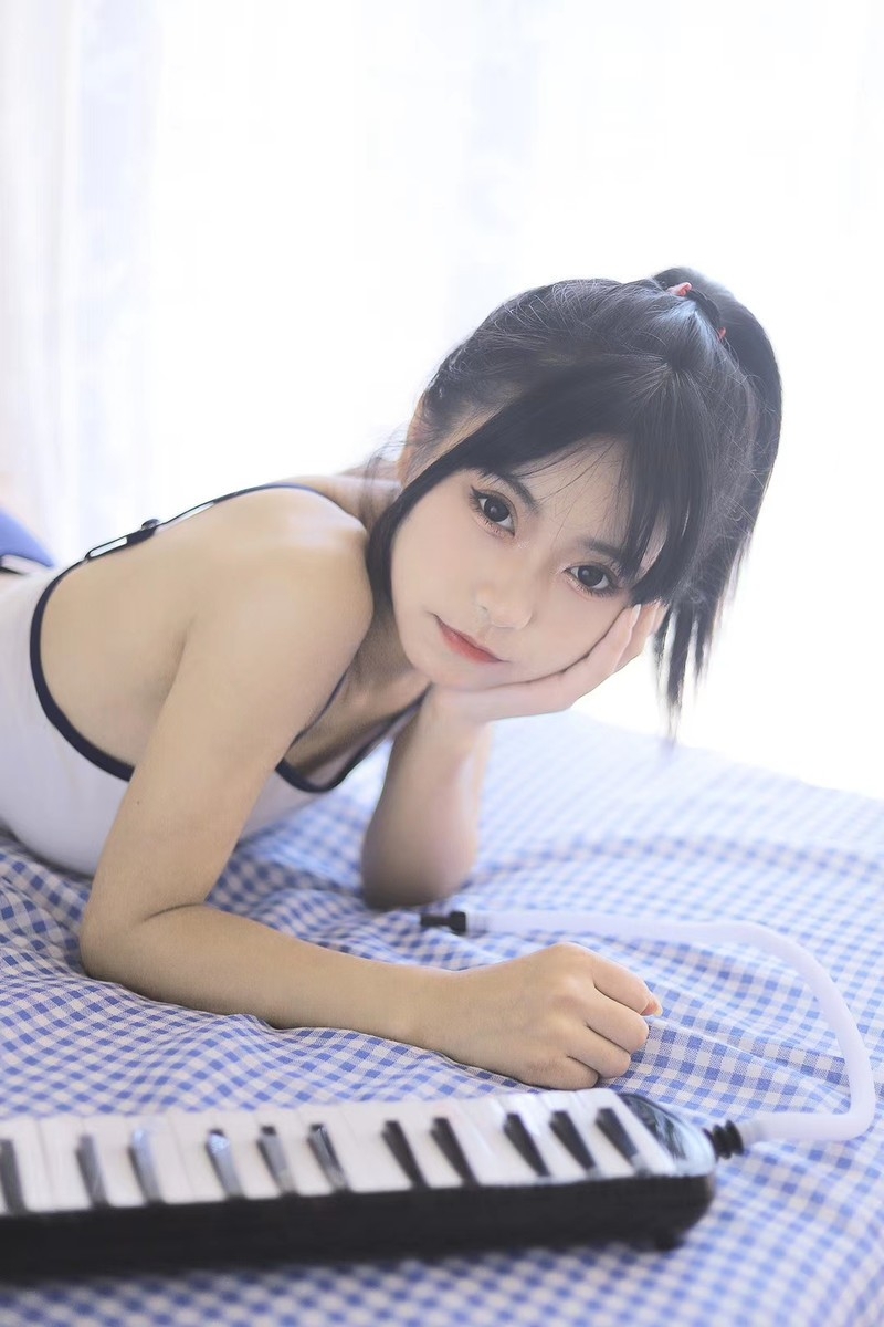 白嫩肌肤美女小蛮腰大长腿写真  第5张