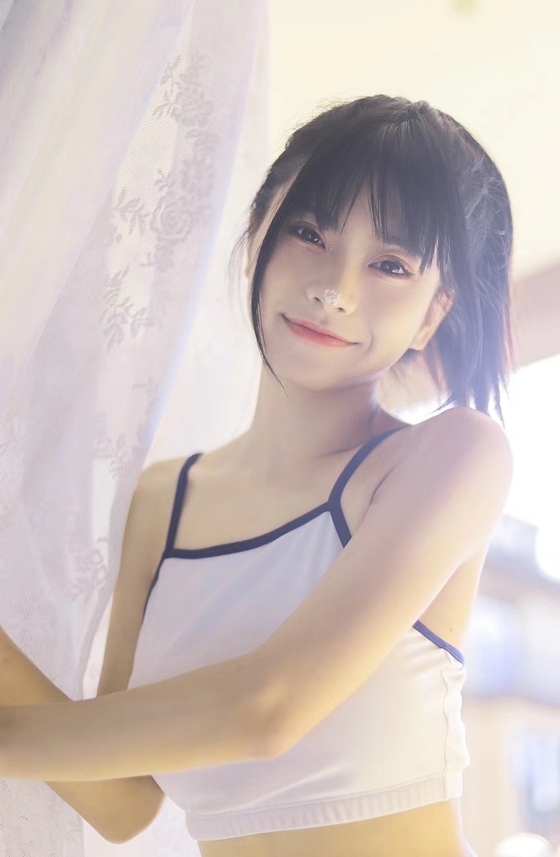 白嫩肌肤美女小蛮腰大长腿写真  第7张