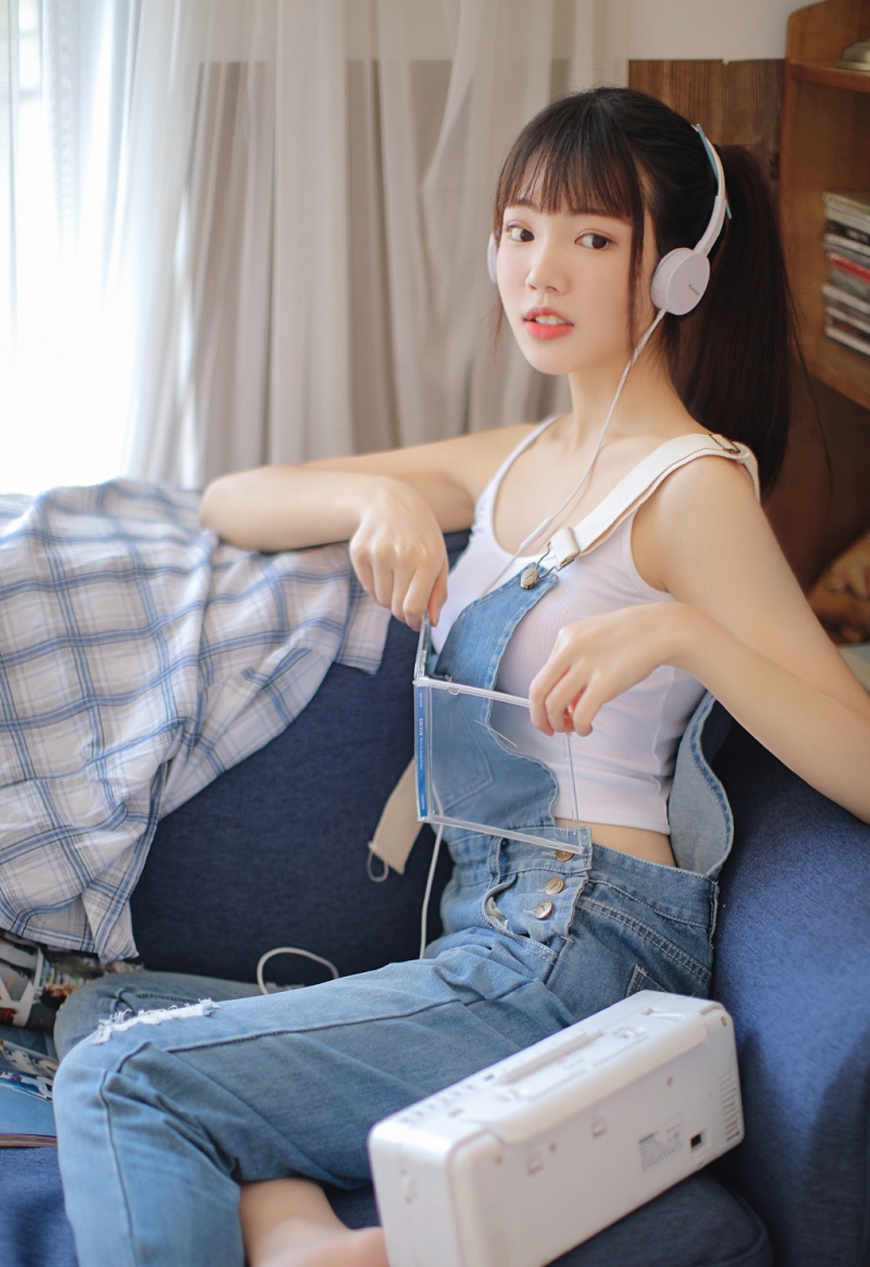 马尾辫美女牛仔背带裤居家写真  第1张