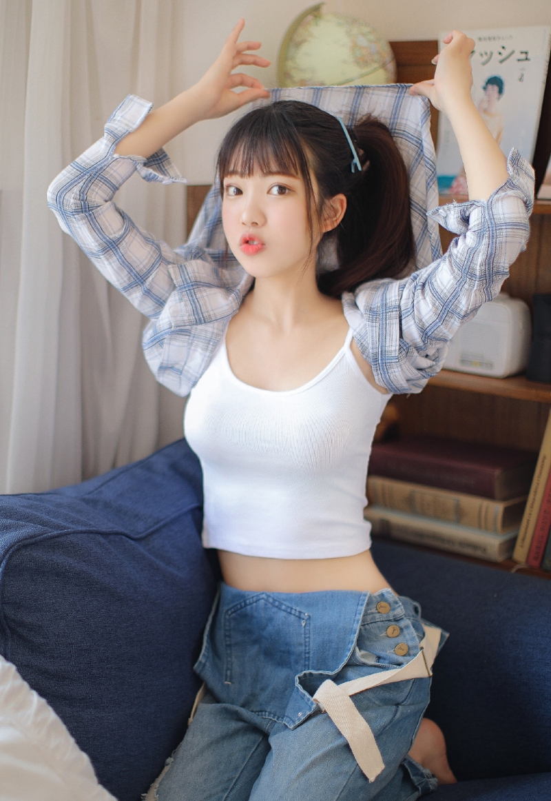 马尾辫美女牛仔背带裤居家写真  第3张