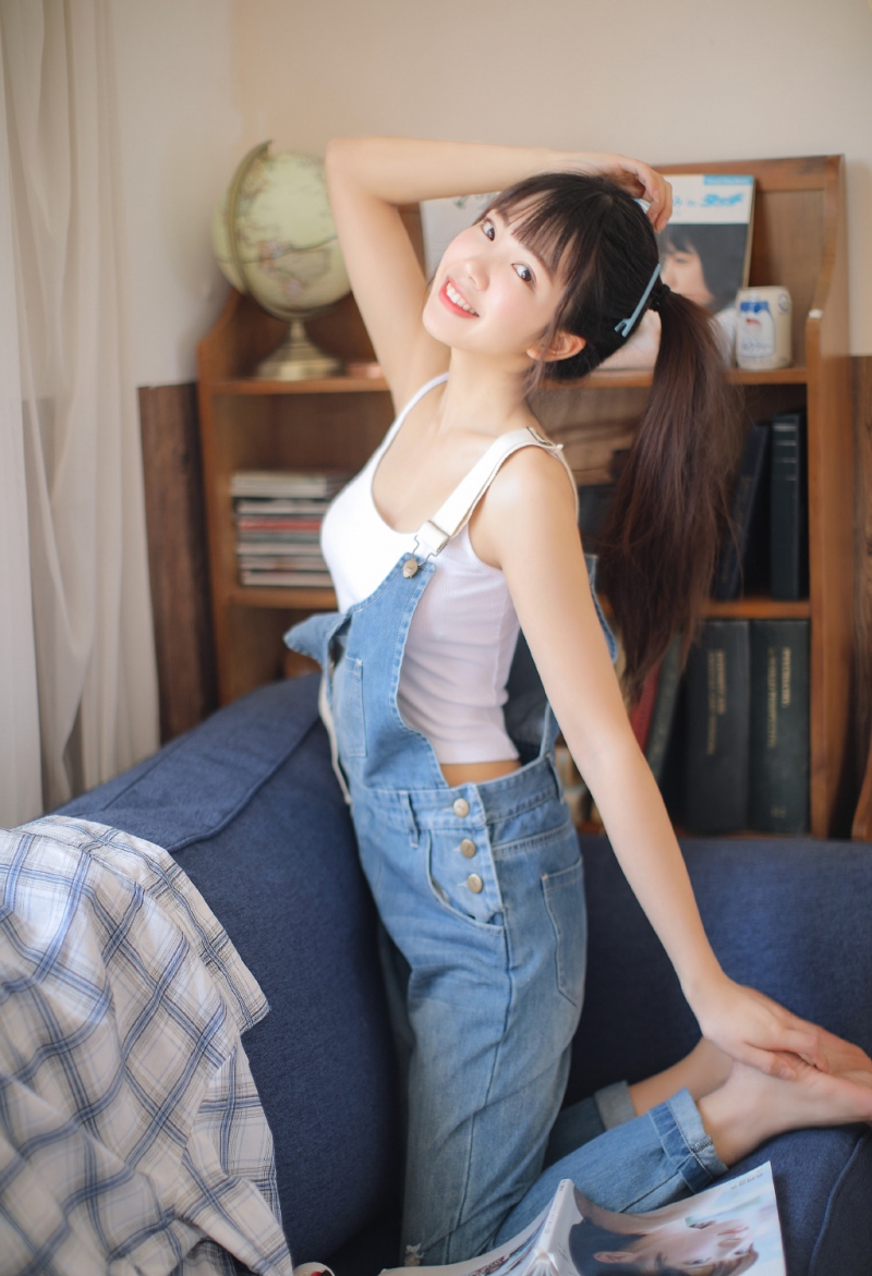 马尾辫美女牛仔背带裤居家写真  第4张